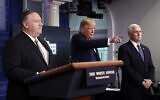 Le président américain Donald Trump lors d'une conférence de presse sur le coronavirus à la Maison Blanche en compagnie du secrétaire d'Etat Mike Pompeo et du vice-président Mike Pence,  le 8 avril 2020. (Crédit : AP Photo/Alex Brandon)