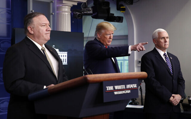 Le président américain Donald Trump lors d'une conférence de presse sur le coronavirus à la Maison Blanche en compagnie du secrétaire d'Etat Mike Pompeo et du vice-président Mike Pence, le 8 avril 2020. (Crédit : AP Photo/Alex Brandon) Le président américain Donald Trump lors d'une conférence de presse sur le coronavirus à la Maison Blanche en compagnie du secrétaire d'Etat Mike Pompeo et du vice-président Mike Pence, le 8 avril 2020. (Crédit : AP Photo/Alex Brandon)