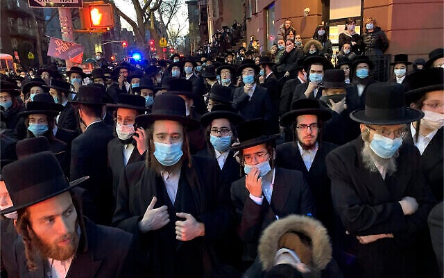 Des centaines de personnes en deuil se rassemblent dans le quartier de Brooklyn, à New York, le 28 avril 2020, pour assister aux funérailles du rabbin Chaim Mertz, un leader orthodoxe hassidique qui serait décédé après avoir contracté le coronavirus. (Peter Gerber via AP) Des centaines de personnes en deuil se rassemblent dans le quartier de Brooklyn, à New York, le 28 avril 2020, pour assister aux funérailles du rabbin Chaim Mertz, un leader orthodoxe hassidique qui serait décédé après avoir contracté le coronavirus. (Peter Gerber via AP)