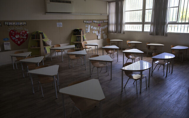 Une salle de classe vide dans une école primaire de Tel-Aviv, le 30 avril 2020 (Crédit : AP Photo/Sebastian Scheiner)