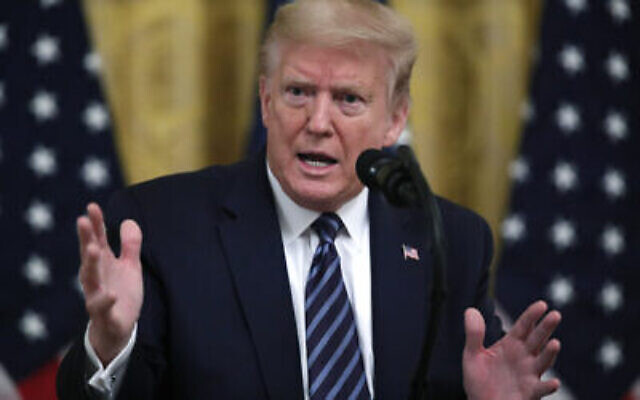 Le président américain Donald Trump répond aux questions des journalistes lors d'un événement sur la protection des personnes âgées, dans la salle Est de la Maison Blanche, le 30 avril 2020, à Washington. (AP Photo/Alex Brandon) Le président américain Donald Trump répond aux questions des journalistes lors d'un événement sur la protection des personnes âgées, dans la salle Est de la Maison Blanche, le 30 avril 2020, à Washington. (AP Photo/Alex Brandon)