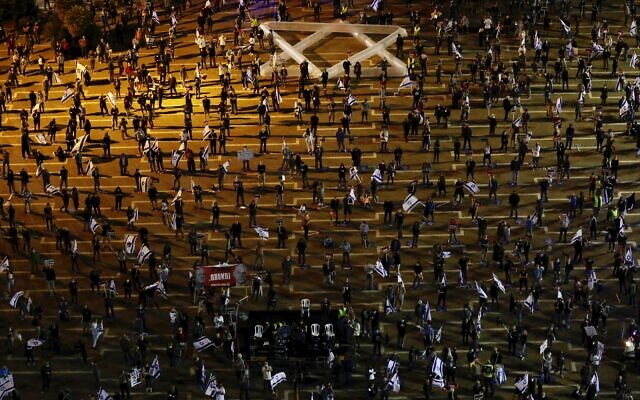 La population respecte la distanciation sociale en pleine crise du coronavirus lors d'une manifestation contre le Premier ministre Benjamin Netanyahu, Benny Gantz et la corruption du gouvernement sur la place Rabin à Tel Aviv, en Israël, le samedi 2 mai 2020. 
(AP Photo/Ariel Schalit)