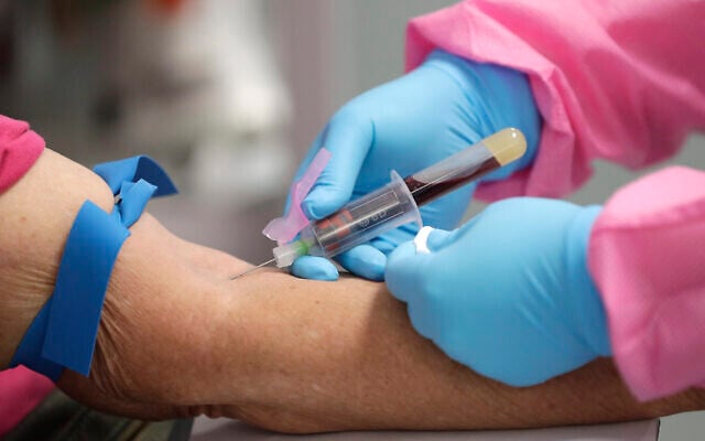 Un travailleur de santé prélève du sang sur un malade pour un test d'anticorps à la COVID-19 au Volusia County Fairgrounds de DeLand, en Floride, le 5 mai 2020. (Crédit : AP Photo/John Raoux) Un travailleur de santé prélève du sang sur un malade pour un test d'anticorps à la COVID-19 au Volusia County Fairgrounds de DeLand, en Floride, le 5 mai 2020. (Crédit : AP Photo/John Raoux)
