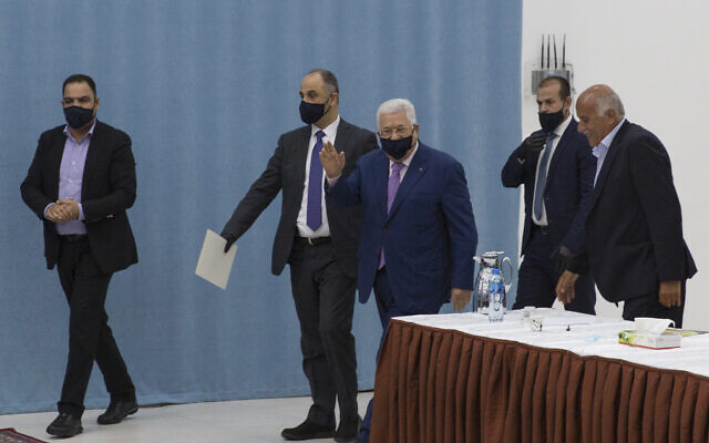 Le président de l'Autorité palestinienne Mahmoud Abbas arrive pour présider une réunion des responsables de l'AP au siège de Ramallah, en Cisjordanie, le 5 mai 2020 (Crédit : AP/Nasser Nasser, Pool) Le président de l'Autorité palestinienne Mahmoud Abbas arrive pour présider une réunion des responsables de l'AP au siège de Ramallah, en Cisjordanie, le 5 mai 2020 (Crédit : AP/Nasser Nasser, Pool)