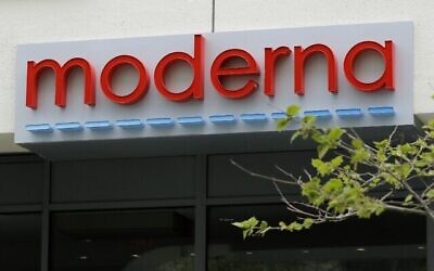 Une enseigne à l'entrée du bâtiment Moderna, à Cambridge, dans le Massachussetts, le 18 mai 2020. (Crédit : AP Photo/Bill Sikes)