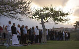 Les fidèles musulmans font la prière de l'Aïd al-Firt qui marque la fin du ramadan dans un parc de la ville de Jaffa, près de Tel Aviv, le 24 mai 2020 (Crédit : AP Photo/Oded Balilty)
