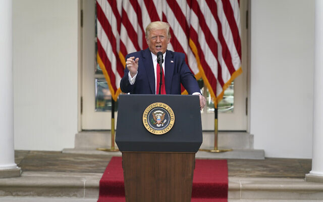 Le président américain Donald Trump répond aux questions des journalistes lors d'un événement sur la protection des personnes âgées atteintes de diabète à la Maison Blanche, le mardi 26 mai 2020, à Washington. (Crédit : AP Photo/Evan Vucci)