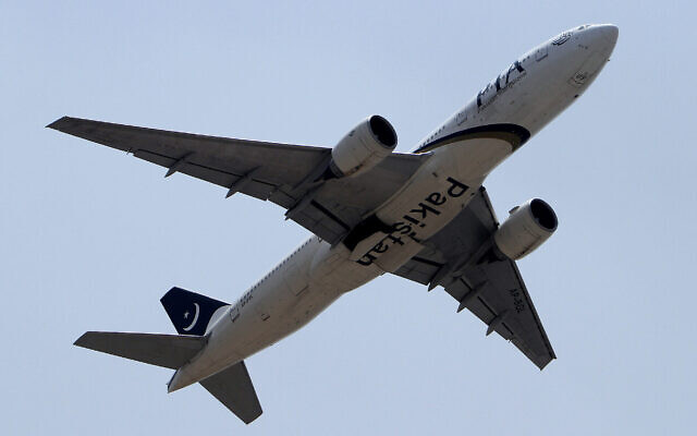 Un avion de la compagnie Pakistani International Airlines. (Crédit : AP Photo/Anjum Naveed)