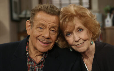 Jerry Stiller, à gauche, et son épouse Anne Meara posent sur le plateau de "King of The Queens", au studio Sony de Culver City, en Californie, le 6 novembre 2003 (Crédit : AP Photo/Stefano Paltera, File)
