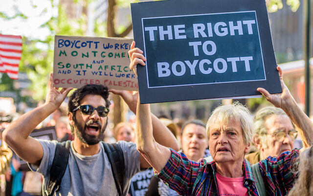 Illustration : Des manifestants devant les bureaux du gouverneur de New York, Andrew Cuomo, pour dénoncer son décret appelant les entreprises à ne pas investir dans les organisations soutenant BDS, le 9 juin 2016. (Crédit :  Erik McGregor/Pacific Press/LightRocket/Getty Images via JTA)