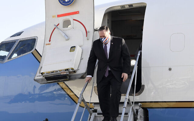 Le secrétaire d'État américain Mike Pompeo débarque en Israël pour une visite d'une journée, le 13 mai 2020. (Matty Stern/ Ambassade des États-Unis à Jérusalem)