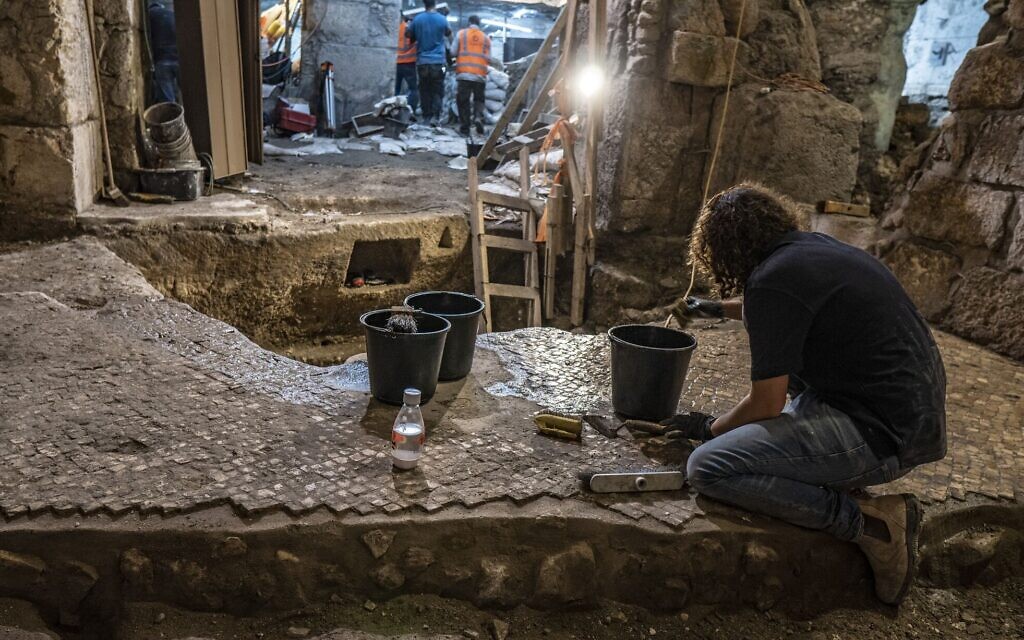 Les fouilles entreprises sous le Beit Strauss dans la Vieille Ville de Jérusalem, près du mur Occidental, en mai 2020 (Crédit : Shai HaLevi/Autorité israélienne des Antiquités)