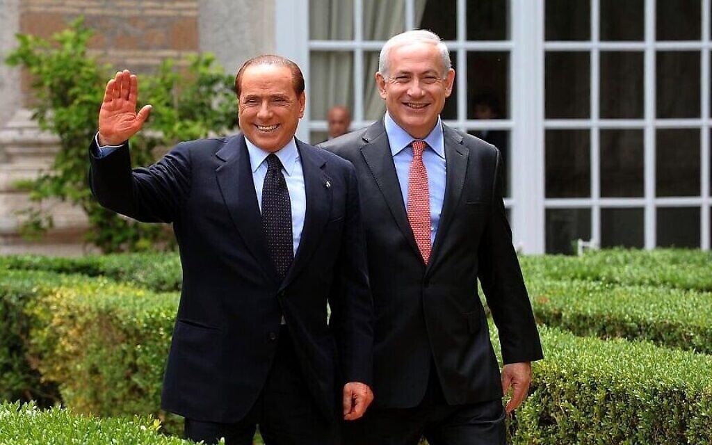 Benjamin Netanyahu, (à droite), rencontre le Premier ministre italien de l'époque, Silvio Berlusconi, à Rome le 13 juin 2011. (Amos Ben Gershom / GPO/FLASH90) Benjamin Netanyahu, (à droite), rencontre le Premier ministre italien de l'époque, Silvio Berlusconi, à Rome le 13 juin 2011. (Amos Ben Gershom / GPO/FLASH90)