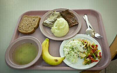 Un plateau repas à l'English Mission Hospital de Nazareth, le 31 octobre 2012. (Crédit : Moshe Shai/Flash90)