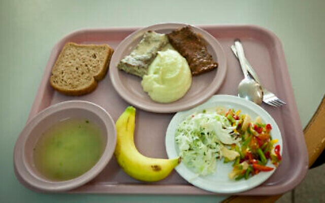 Un plateau repas à l'English Mission Hospital de Nazareth, le 31 octobre 2012. (Crédit : Moshe Shai/Flash90)