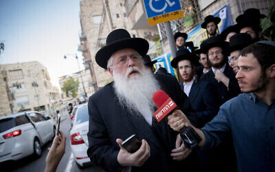Le vice-ministre de l'Education Meir Porush, du parti Yahadout HaTorah, arrive à Jérusalem le 14 octobre 2018 pour une réunion du Conseil des Sages de la Torah du parti sur le projet de loi militaire. (Yonatan Sindel/Flash90)