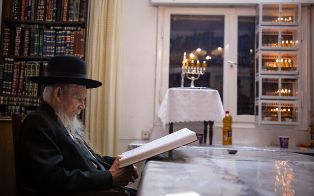 Le rabbin Gershon Edelstein, chef de la yeshiva Ponevezh, chez lui après avoir allumé les bougies de Hanoukka, le 5 décembre 2018. (Aharon Krohn/Flash90) Le rabbin Gershon Edelstein, chef de la yeshiva Ponevezh, chez lui après avoir allumé les bougies de Hanoukka, le 5 décembre 2018. (Aharon Krohn/Flash90)