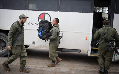 Des soldats israéliens descendent d'un bus arrivé à la frontière avec la bande de Gaza, le 25 mars 2019. (Crédit : Hadas Parush/Flash90)