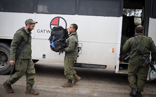 Des soldats israéliens descendent d'un bus arrivé à la frontière avec la bande de Gaza, le 25 mars 2019. (Crédit : Hadas Parush/Flash90) Des soldats israéliens descendent d'un bus arrivé à la frontière avec la bande de Gaza, le 25 mars 2019. (Crédit : Hadas Parush/Flash90)