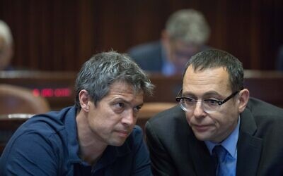 Les députés Kakhol lavan Yoaz Hendel (à gauche) et Zvi Hauser le 29 avril 2019, avant l'ouverture de la session de la Knesset après les élections. (Crédit : Noam Revkin Fenton/Flash90)