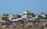 Une vue de la ville bédouine de Rahat, dans le sud d'Israël, le 8 avril 2019 (Crédit : Moshe Shai/Flash90)