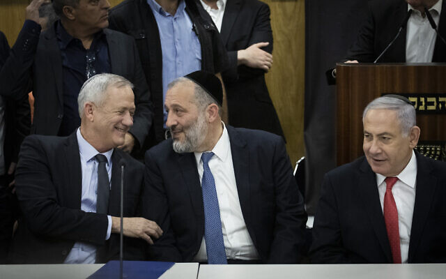 Le président du Shas et ministre de l'Intérieur Aryeh Deri, au centre, le Premier ministre Benjamin Netanyahu, à droite, et le leader de Kakhol lavan Benny Gantz, à la Knesset, le 4 novembre 2019. (Crédit : Hadas Parush/Flash90)