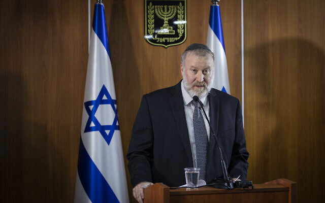 Le procureur général Avichai Mandelblit donne une conférence de presse au ministère de la Justice à Jérusalem, annonçant sa décision de faire juger le premier ministre Benjamin Netanyahu pour corruption, escroquerie et abus de confiance dans trois affaires de corruption, le 21 novembre 2019. (Hadas Parush/FLASH90)