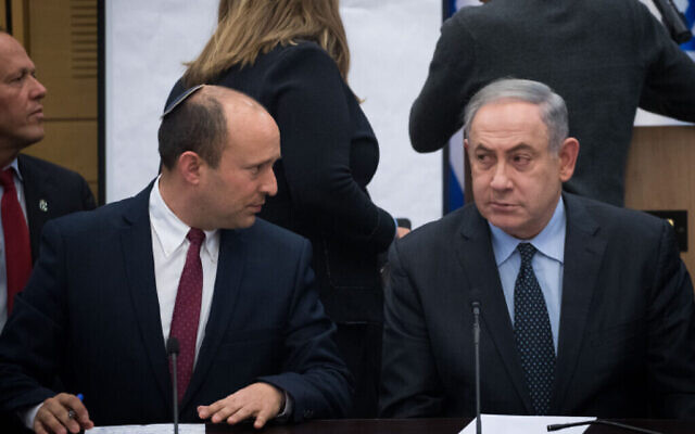 Le ministre de la défense Naftali Bennett de Yamina, (à gauche), et le Premier ministre Benjamin Netanyahu lors d'une réunion des partis de droite, le 4 mars 2020. (Crédit : Yonatan Sindel/Flash90)
