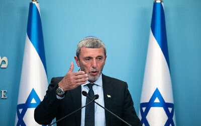 Le ministre de l'Education Rafi Peretz s'exprime lors d'une conférence de presse au bureau du Premier ministre à Jérusalem, le 12 mars 2020. (Crédit : Olivier Fitoussi/Flash90)