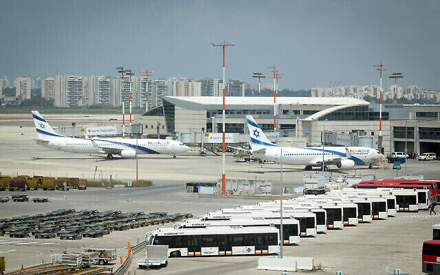 Des avions d'El Al à l'aéroport international Ben Gurion, le 12 avril 2020. (Flash90) Des avions d'El Al à l'aéroport international Ben Gurion, le 12 avril 2020. (Flash90)
