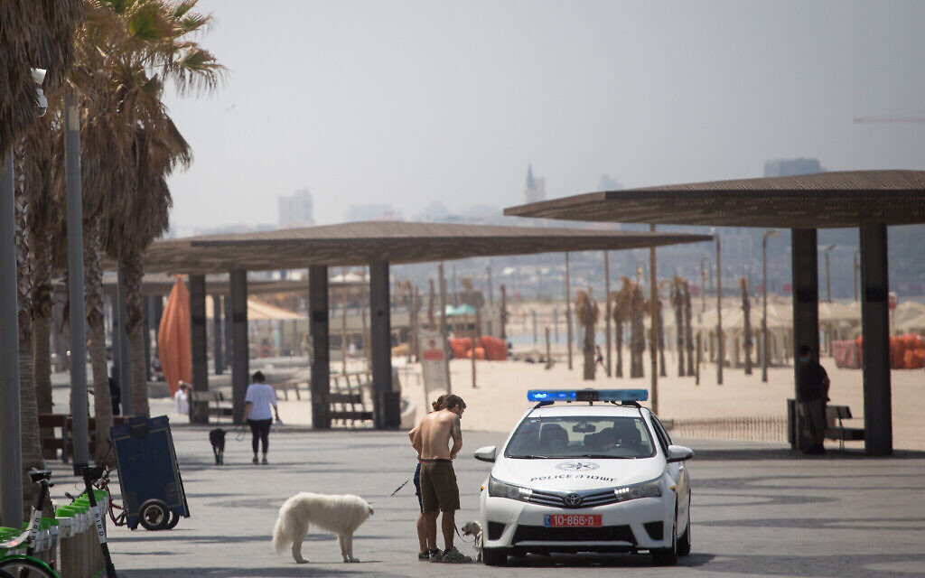 La police patrouille sur la plage de Tel Aviv, s'assurant que les gens respectent les restrictions du gouvernement dans la lutte contre la propagation du coronavirus, le 22 avril 2020. (Miriam Alster / Flash90)