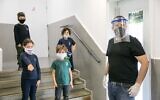 Des écoliers israéliens portent des masques de protection pour leur retour à l'école pour la première fois depuis l'apparition du coronavirus, le 3 mai 2020 à Jérusalem. (Photo d'Olivier Fitoussi/Flash90)