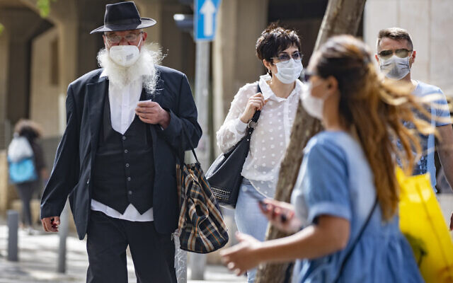 Des Israéliens portent des masques par crainte du coronavirus pour faire des courses dans le centre de Jérusalem après l'allègement des mesures de confinement, le 3 mai 2020 (Crédit : Olivier Fitoussi/Flash90) Des Israéliens portent des masques par crainte du coronavirus pour faire des courses dans le centre de Jérusalem après l'allègement des mesures de confinement, le 3 mai 2020 (Crédit : Olivier Fitoussi/Flash90)