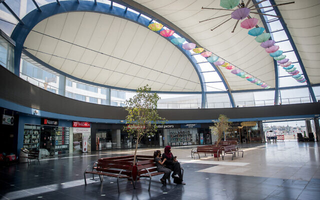Magasins fermés à Cinema City, à Jérusalem, le 3 mai 2020. (Crédit : Yonatan Sindel/Flash90)