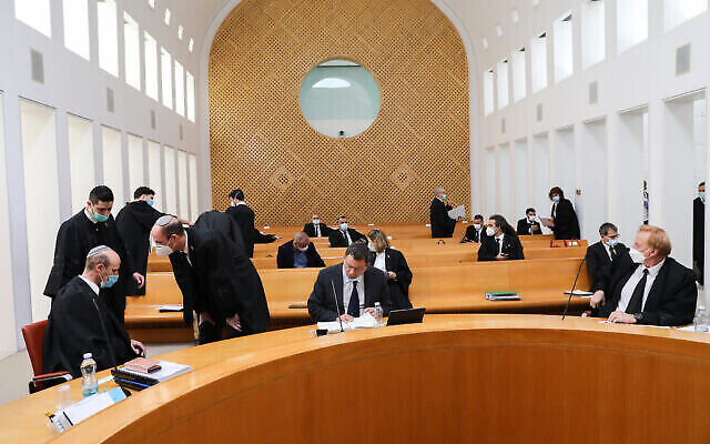 Avocats à la Cour suprême pour une audience sur les recours contre le gouvernement en projet, à la Cour suprême à Jérusalem, le 3 mai 2020. (Yossi Zamir/Pool)