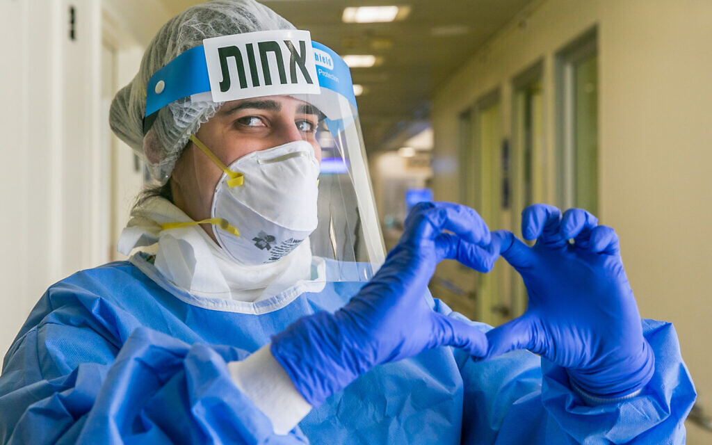 Une infirmière de l'hôpital Ichilov à Tel Aviv, le 4 mai 2020. (Crédit : Yossi Aloni/Flash90)