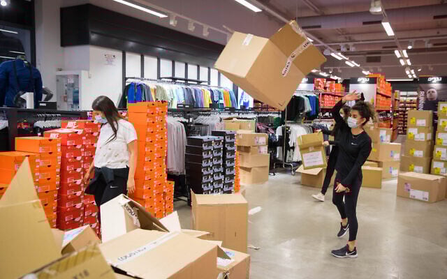 Des employés gantés et masqués préparent la réouverture des magasins du centre commercial Hadar à Jérusalem, le 6 mai 2020. (Crédit : Olivier Fitoussi/FLASH90) Des employés gantés et masqués préparent la réouverture des magasins du centre commercial Hadar à Jérusalem, le 6 mai 2020. (Crédit : Olivier Fitoussi/FLASH90)