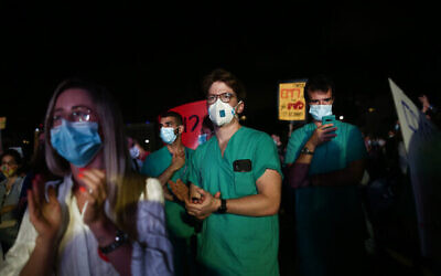 Les internes en médecine demandent de meilleures conditions de travail sur la place Habima de Tel Aviv, le 9 mai 2020 (Crédit : Miriam Alester/Flash90)