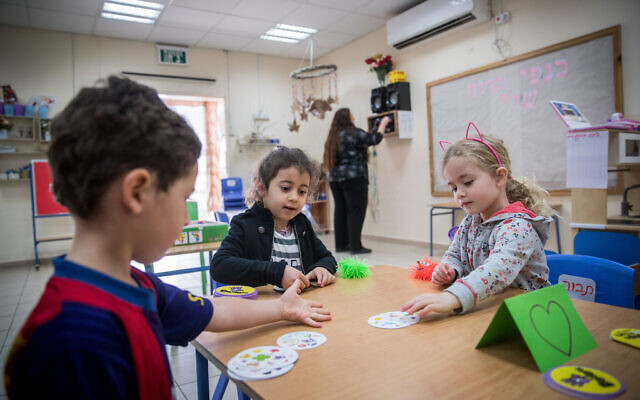 Des enfants et leurs enseignants au Gan Nayot, à Jérusalem, le 10 mai 2020. (Crédit : Yonatan SIndel/Flash90) Des enfants et leurs enseignants au Gan Nayot, à Jérusalem, le 10 mai 2020. (Crédit : Yonatan SIndel/Flash90)