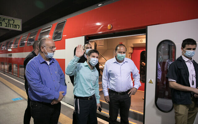Le ministre des Transports Bezalel Smotrich inaugure le nouveau train à grande vitesse reliant la gare Savidor de Tel Aviv, à la gare Yitzhak Navon de Jérusalem le 11 mai 2020 (Crédit : Olivier Fitoussi/Flash90)