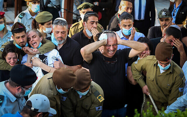 Famille et amis assistent aux funérailles du soldat Amit Ben-Yigal au cimetière militaire de la ville centrale de Beer Yaakov, le 12 mai 2020. (Crédit : Yossi Aloni / Flash90) Famille et amis assistent aux funérailles du soldat Amit Ben-Yigal au cimetière militaire de la ville centrale de Beer Yaakov, le 12 mai 2020. (Crédit : Yossi Aloni / Flash90)