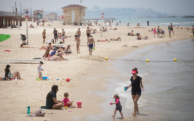 Les Israéliens profitent de la plage, le 12 mai 2020 (Crédit : Miriam Alster/FLASH90) Les Israéliens profitent de la plage, le 12 mai 2020 (Crédit : Miriam Alster/FLASH90)