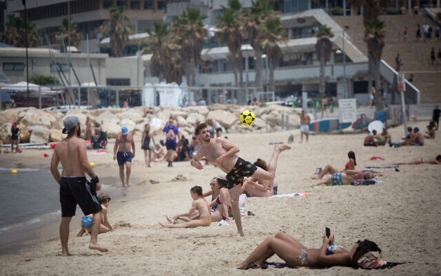 Des Israéliens sur la plage de Tel-Aviv bafouant les règles visant à stopper la propagation du coronavirus, le 12 mai 2020. (Crédit : Miriam Alster/FLASH90)