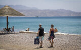 Des amateurs de plage au bord de la mer Rouge à Eilat, au sud d'Israël, le 13 mai 2020 (Crédit : Yossi Zeliger/Flash90)
