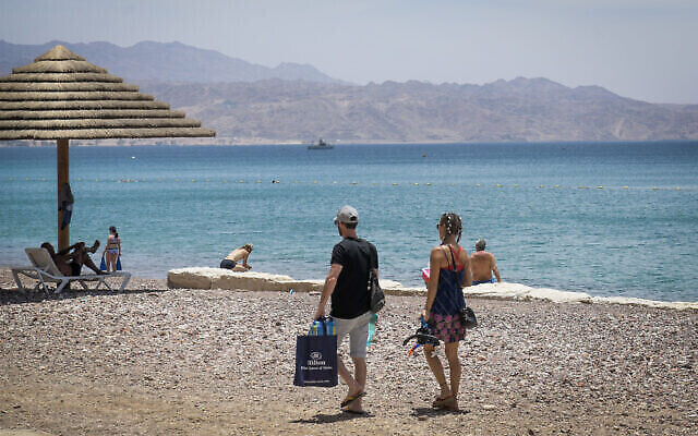 Des amateurs de plage au bord de la mer Rouge à Eilat, au sud d'Israël, le 13 mai 2020 (Crédit : Yossi Zeliger/Flash90) Des amateurs de plage au bord de la mer Rouge à Eilat, au sud d'Israël, le 13 mai 2020 (Crédit : Yossi Zeliger/Flash90)