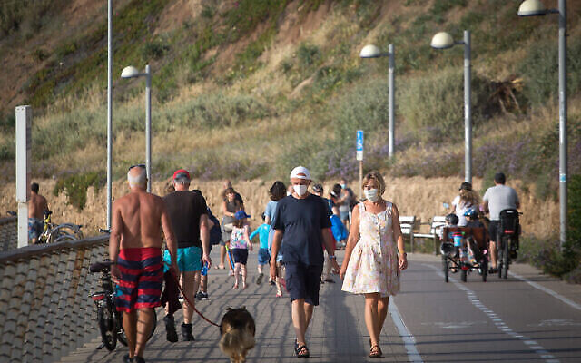 Photo d'illustration : Des Israéliens profitent de la plage de Tel Aviv, alors que la température atteint 40 degrés dans certaines régions du pays, le 16 mai 2020. (Miriam Alster/Flash90)