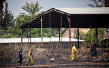 Les sapeurs-pompiers sur la scène d'un incendie près du Moshav Tslafon, le 16 mai 2020 (Crédit : Yonatan Sindel/Flash90)
