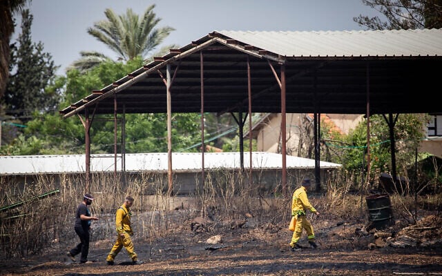 Les sapeurs-pompiers sur la scène d'un incendie près du Moshav Tslafon, le 16 mai 2020 (Crédit : Yonatan Sindel/Flash90)