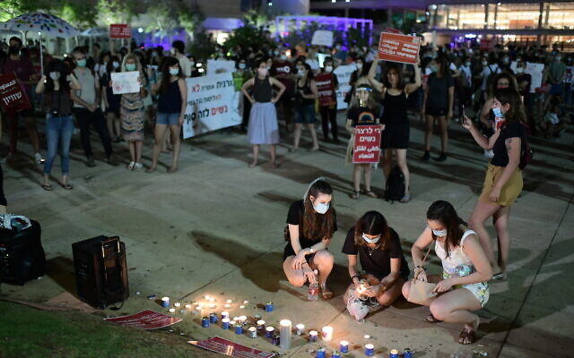 Des femmes manifestent contre la violence à l'égard des femmes sur la place Habima à Tel Aviv, le 18 mai 2020. (Tomer Neuberg/Flash90)