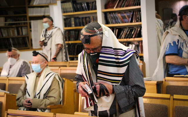 Des Juifs prient dans une synagogue de l'implantation d'Efrat, dans le Gush Etzion, en Cisjordanie, le 20 mai 2020. (Crédit : Gershon Elinson/Flash90)